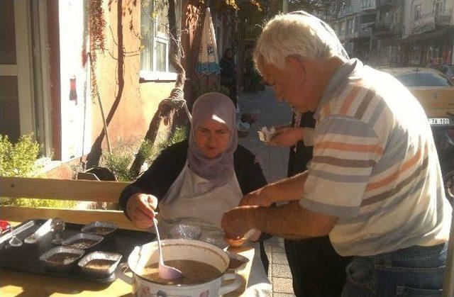 Bayan Esnaf Aşure Dağıttı