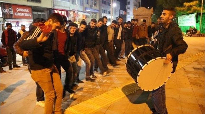 Elazığ&rsquo;da Askere Halaylı Uğurlama