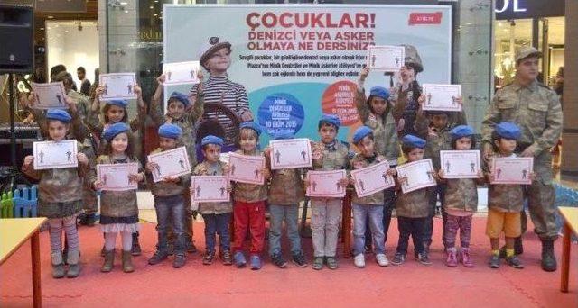 Piazza’nın Mavi Bereli Minikleri Çakı Gibi Asker Oldu