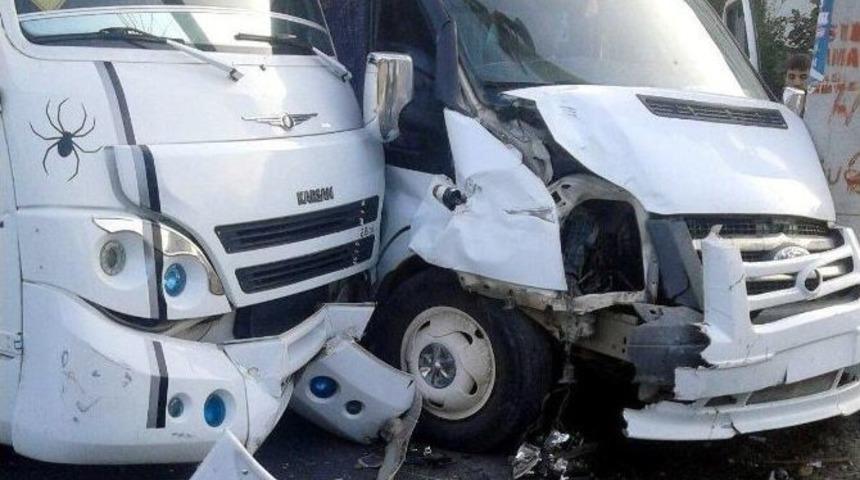 &Ouml;ğrenci Servisi İle Minib&uuml;s &Ccedil;arpıştı: 4 Yaralı