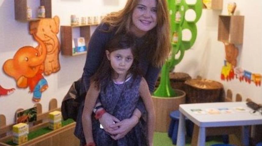 Şebnem &Ouml;zinal İle Kızının Minopolis Keyfi