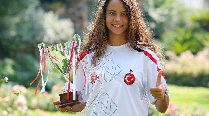 İzmirli İpek Avrupa Şampiyonu Oldu