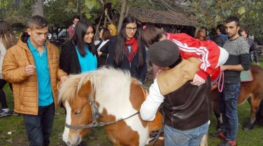 Engelli-engelsiz &Ccedil;ocuklar Birlikte Ata Bindiler