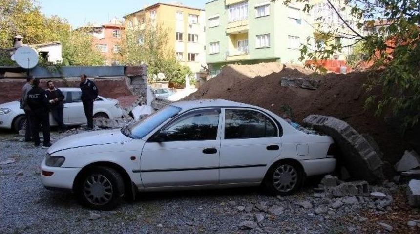 İş Makinesi Bah&ccedil;e Duvarını Yıktı 2 Otomobilde Hasar Oluştu