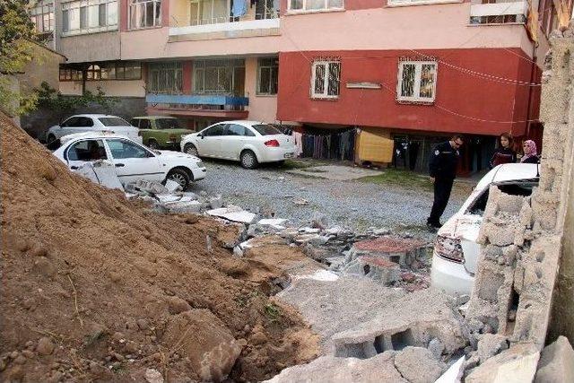 İş Makinesi Bahçe Duvarını Yıktı 2 Otomobilde Hasar Oluştu