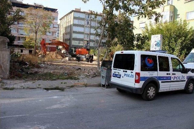 İş Makinesi Bahçe Duvarını Yıktı 2 Otomobilde Hasar Oluştu