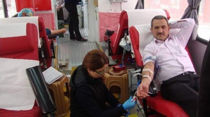 &Ouml;ğrenci Velilerinden Kızılay&rsquo;a Kan Bağışı