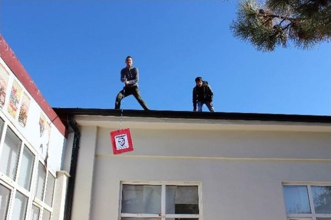 Sıra Dışı Afiş Asma Eylemi