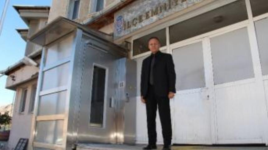 Oltu Emniyet M&uuml;d&uuml;rl&uuml;ğ&uuml; Binasına &Ouml;z&uuml;rl&uuml; Vatandaşlar İ&ccedil;in Asans&ouml;r Yaptırıldı