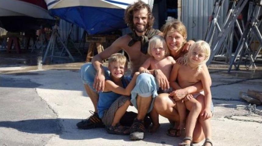 Alman Aile Sokakta M&uuml;zik Yaparak D&uuml;nyayı Dolaşıyor