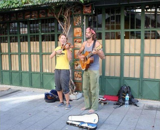 Alman Aile Sokakta Müzik Yaparak Dünyayı Dolaşıyor