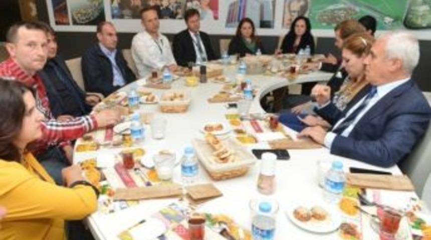 Bozbey &Ouml;ğle Yemeğini Belediye Personeliyle Yedi