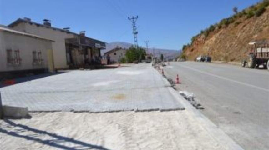 &Ccedil;elikhan İl&ccedil;esinde Kaldırım &Ccedil;alışması