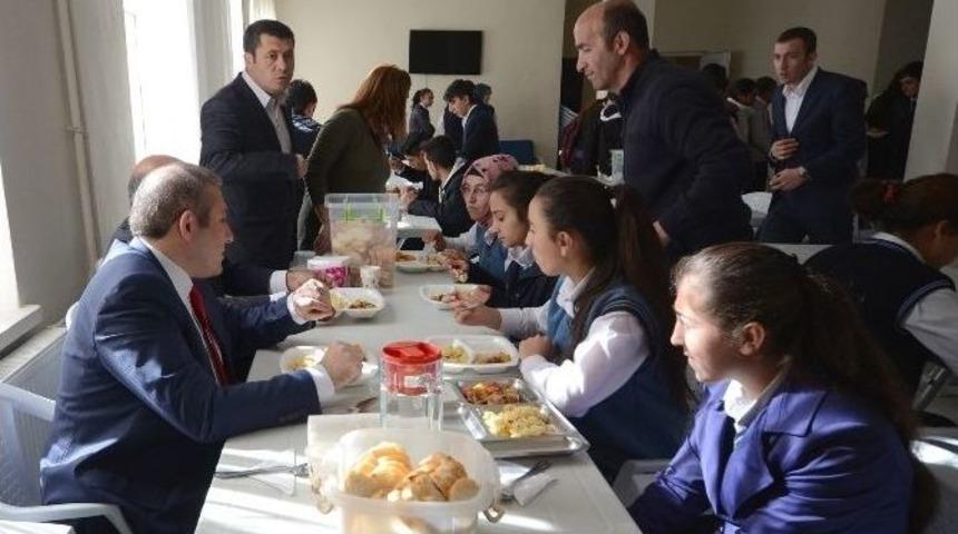 Sarıkamış Kaymakamlığı 215 &Ouml;ğrenciye Yemek Verecek
