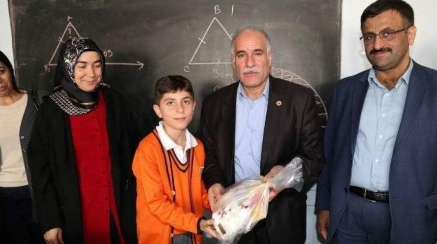 Geri D&ouml;n&uuml;ş&uuml;mden Elde Edilen Kalemlikler &Ouml;ğrencilere Dağıtıldı