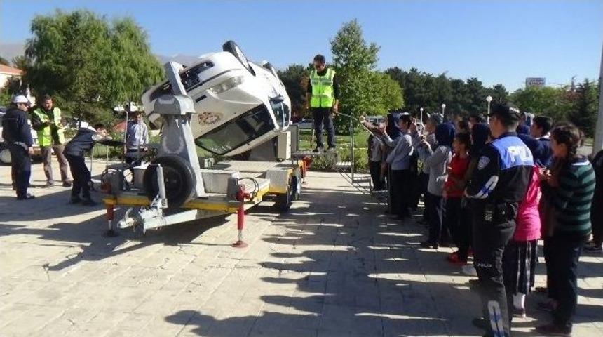 Vali Kahraman Emniyet Kemeri Sim&uuml;lasyon Aracını Denedi