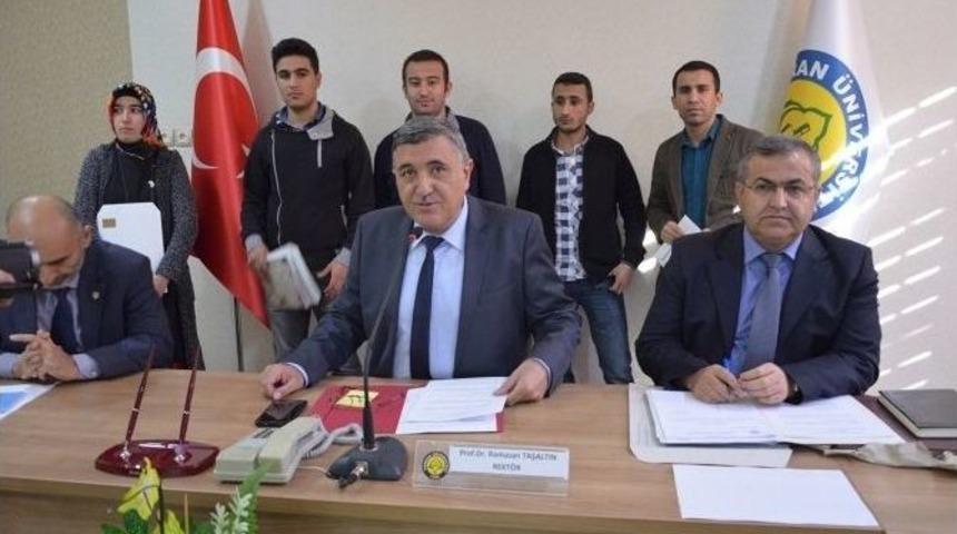 Harran &Uuml;niversitesine Birincilikle Yerleşenlere Kutlama Belgesi Verildi