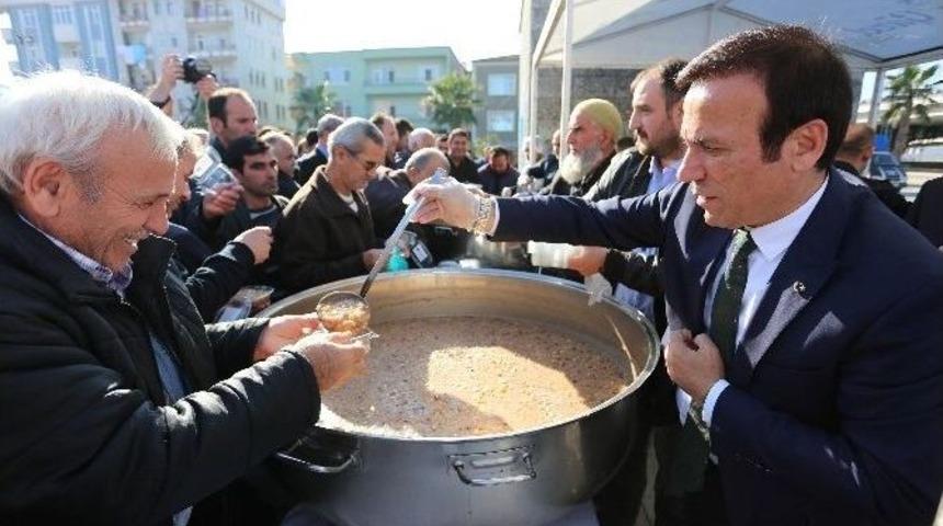 Başkan Gen&ccedil; Aşure Dağıttı