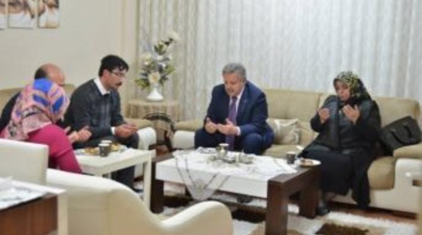 Vali Kahraman Ve Eşi Şehit Yarbay&rsquo;ın Kardeşine Taziyede Bulundu