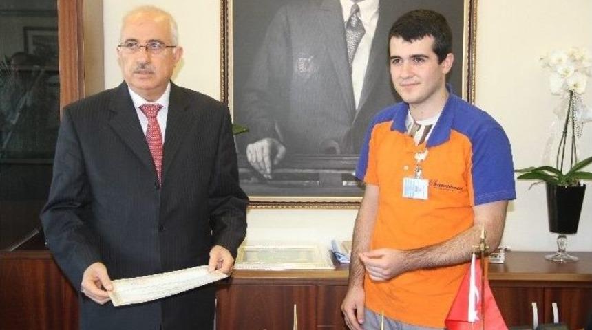 Havalimanında Bulduğu 24 Bin 500 Euro&rsquo;yu Teslim Eden İş&ccedil;i &Ouml;d&uuml;llendirildi