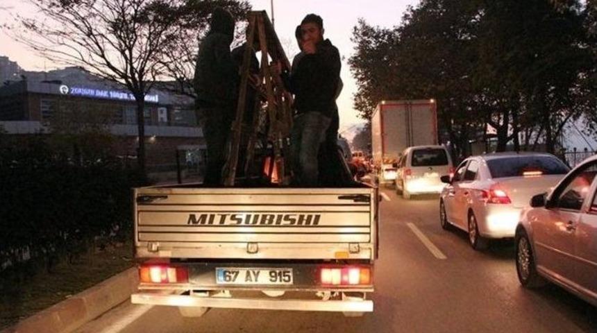 Hareket Halindeki Kamyonetin Kasasında Tehlikeli Dans