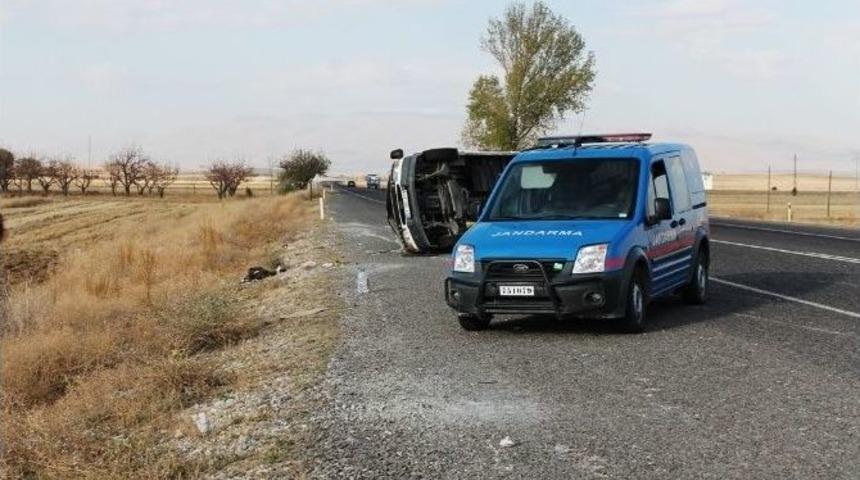 Niğde&rsquo;de Minib&uuml;s Kaza Yaptı: 9 Yaralı