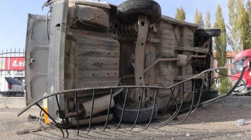 Otomobil Tır&rsquo;a &Ccedil;arpmamak İ&ccedil;in Takla Attı: 3 Yaralı