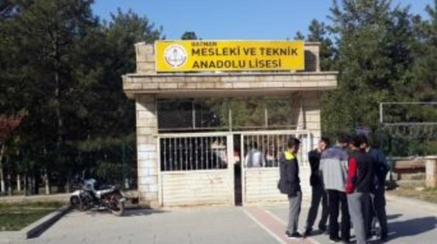 Okul &Ccedil;ıkışında Bı&ccedil;aklı Kavga: 1 Yaralı