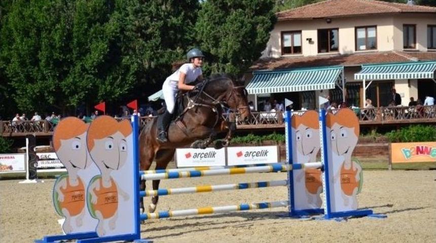 Cumhuriyet Kupası Engel Atlama Binicilik Yarışmaları Adana&rsquo;da Başladı