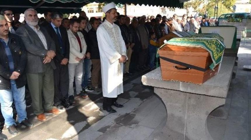 Trafik Kazasında Hayatını Kaybeden 2 Kişi Son Yolculuklarına Uğurlandı