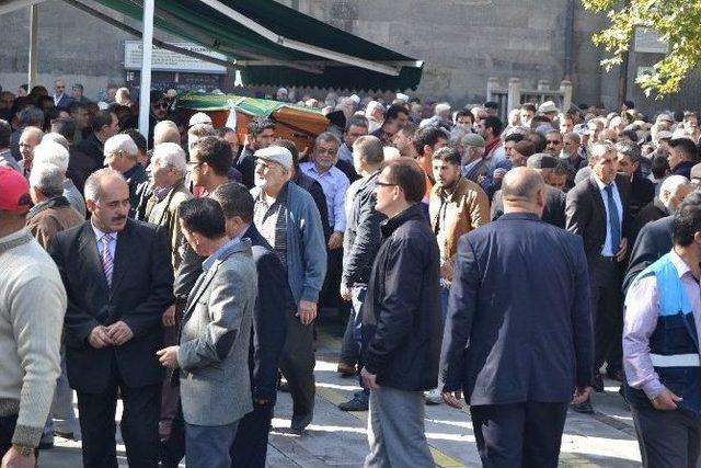 Trafik Kazasında Hayatını Kaybeden 2 Kişi Son Yolculuklarına Uğurlandı