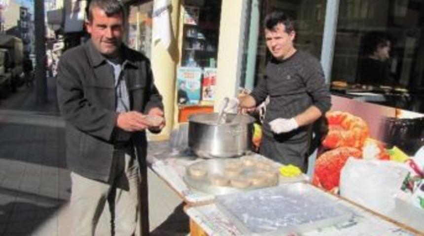 Pastane Sahibinden Aşure İkramı