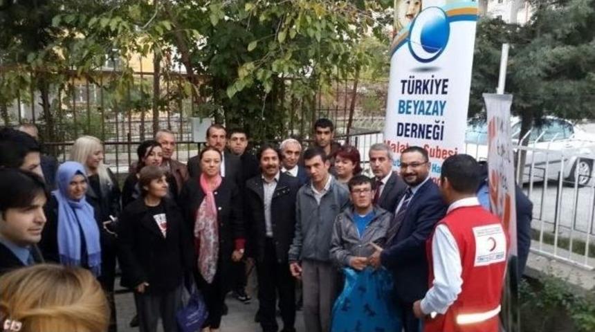 Kızılay, Engelli Vatandaşlara Kışlık Kıyafet Hediye Etti