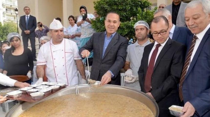 B&uuml;y&uuml;kşehir Adanalılara Aşure Dağıttı