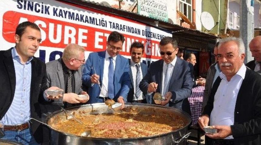 Sincik İlçe Protokolü Aşure Dağıttı