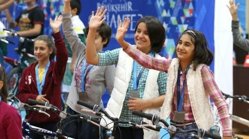 Sokak Basketbolunda Dereceye Girenlere Bisiklet Verildi