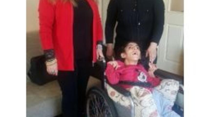 Engelli &Ccedil;ocuklarla El Ele Derneği&rsquo;nden İhtiya&ccedil; Sahibine Tekerlekli Sandalye