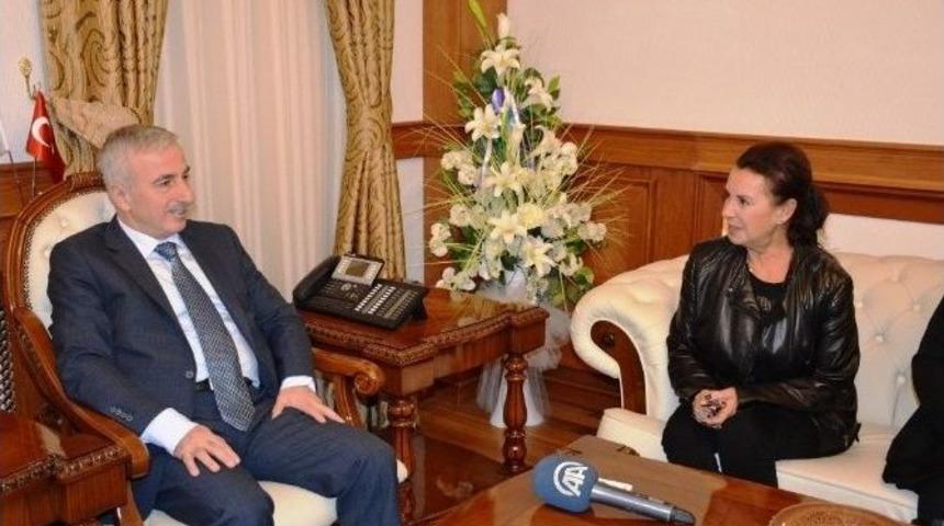 Sanat&ccedil;ılar Vali Kam&ccedil;ı&rsquo;yı Ziyaret Etti