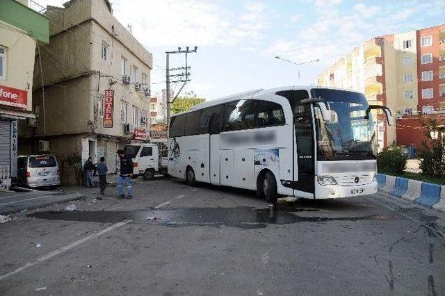 Teröristlerin Barikat Olarak Kullandığı Araçlar Ulaşımı Felç Etti