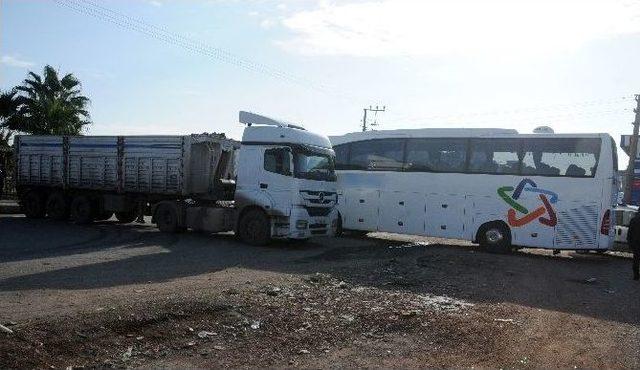 Teröristlerin Barikat Olarak Kullandığı Araçlar Ulaşımı Felç Etti