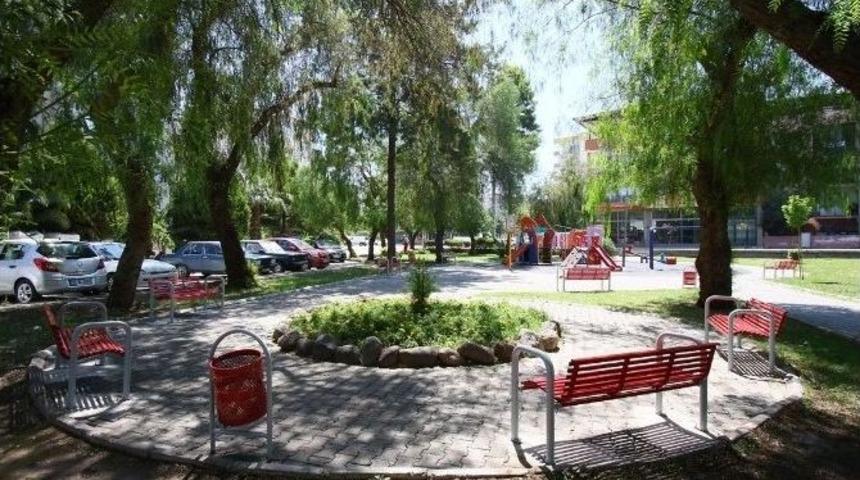 Bayraklı&rsquo;da Parklar Yenileniyor