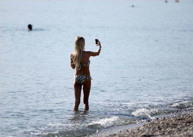 Türkiye Kar Bekliyor, Antalya Deniz Keyfi Yapıyor