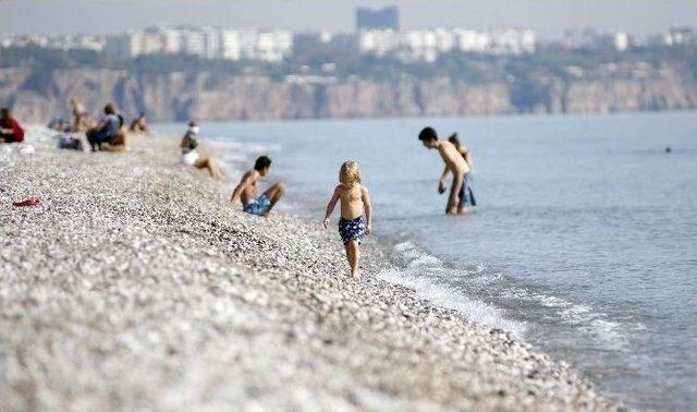 Türkiye Kar Bekliyor, Antalya Deniz Keyfi Yapıyor