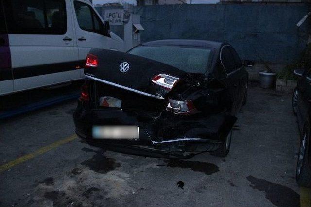 Çaldığı Minibüsle Savcının Park Halindeki Otomobiline Çarptı