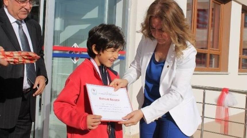 Satran&ccedil; Birincisine &Ouml;d&uuml;l