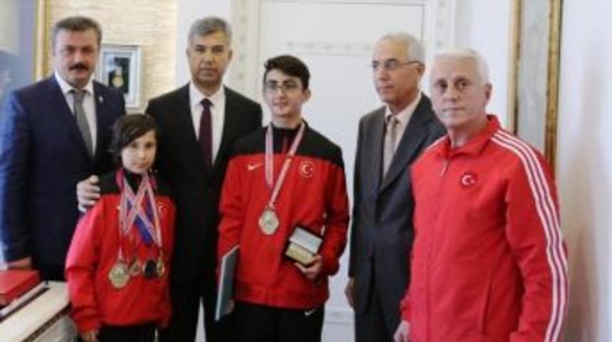 Başarılı Sporcular &Ouml;d&uuml;llendirildi