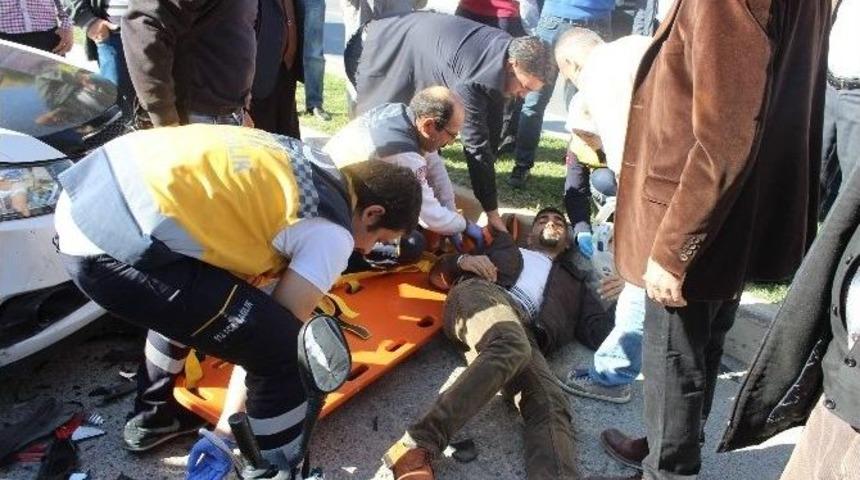 Otomobil Motosikletle &Ccedil;arpıştı: 1 Yaralı