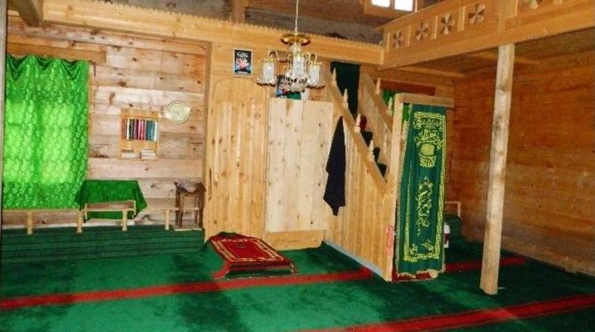 G&uuml;rcistan&rsquo;daki Camiler Hayırseverlerin Yardımlarıyla Ayakta Duruyor