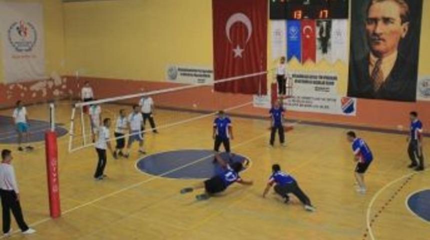 Karaman&rsquo;da &Ouml;ğretmenler G&uuml;n&uuml; Voleybol Turnuvası Başladı