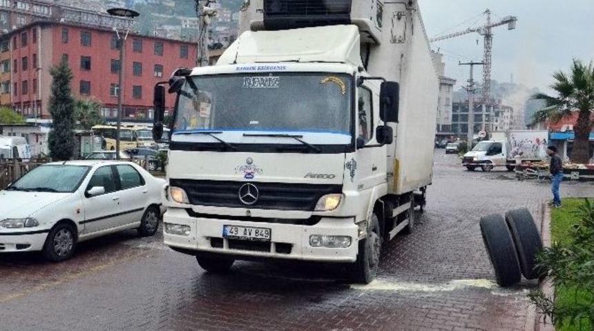 Gıda Y&uuml;kl&uuml; Kamyonun Tekerleği Fırladı, Faciadan D&ouml;nd&uuml;